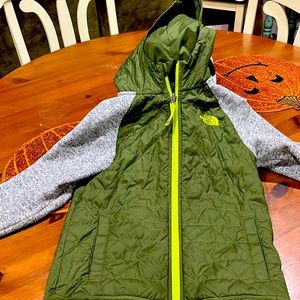 Boys North Face jacket - worn once . Perfect condition. Size small.